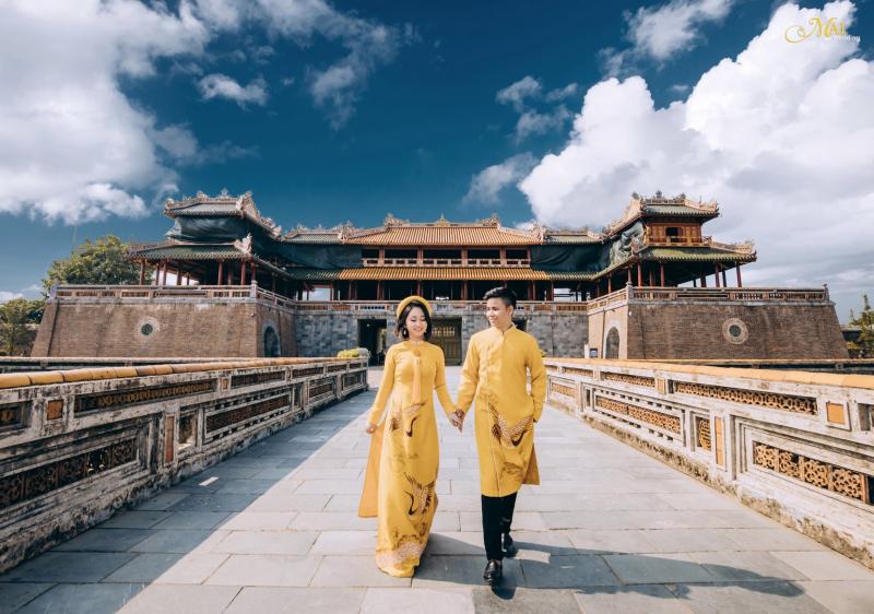 Một nơi cổ kính, huyền bí như Huế lại có thể trở thành phông nền tuyệt đẹp trong những album cưới của những cặp đôi