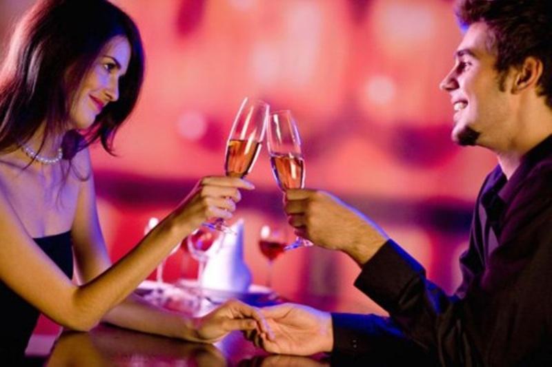 Cùng nhau có một bữa tối ấm cúng thắt chặt tình cảm vợ chồng