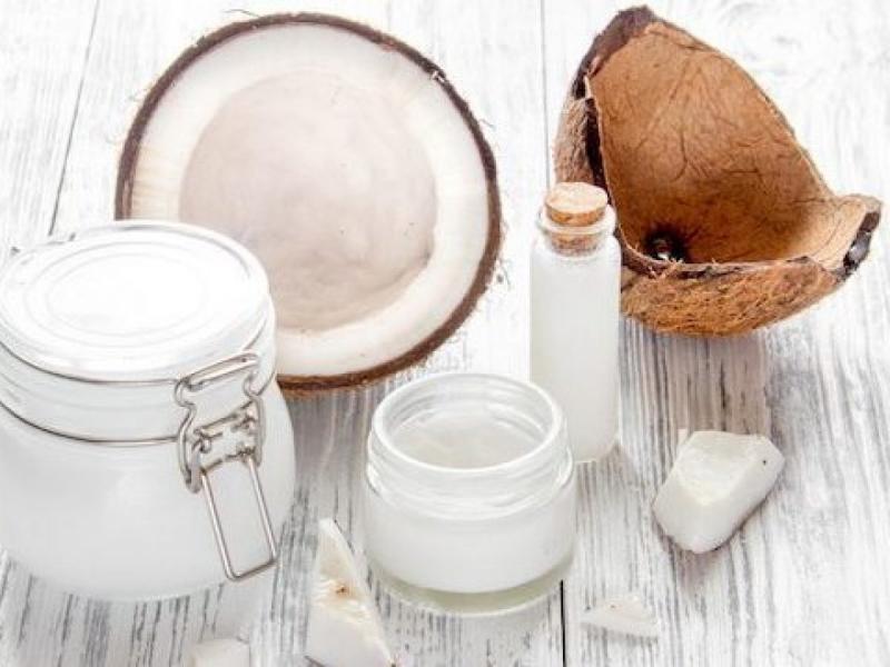 ﻿﻿Muốn dưỡng tóc với dầu dừa đạt hiệu quả tốt, bước đầu tiên bạn cần chọn mua hoặc tự làm được dầu dừa đạt chuẩn