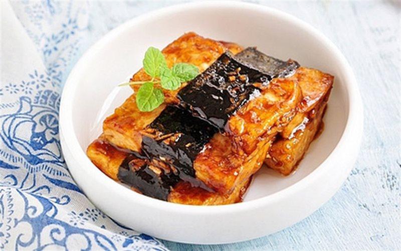 Món đậu hũ cuốn rong biển sốt tương