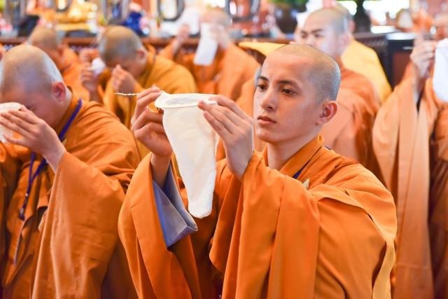 Đãy lọc nước là pháp khí không thể thiếu khi thọ giới xuất gia