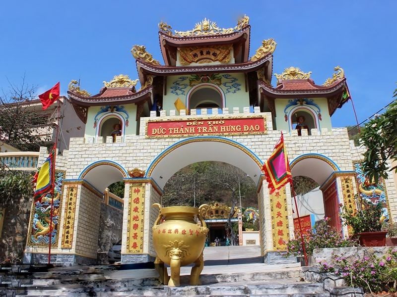 Cổng tam quan phía trước đền