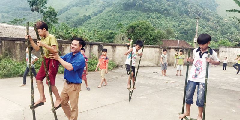Trò chơi đi cà kheo không chỉ là một trò vui nhộn, mà còn rèn luyện sự cân bằng và khả năng điều khiển cơ thể