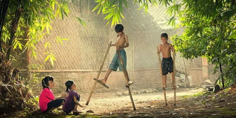 Trò chơi đi cà kheo thường được thực hiện trong các buổi chơi đùa, các hoạt động nhóm hoặc trong gia đình