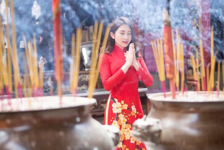 Đi chùa hoặc nhà thờ