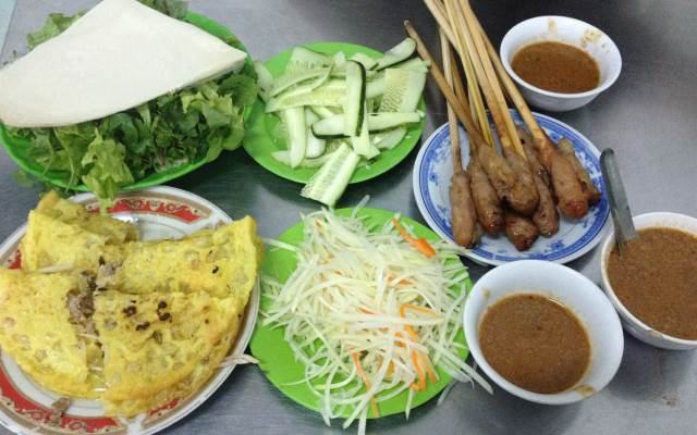 Nem lụi, bánh xèo Huế. Nguồn: internet