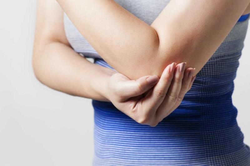 Dùng khuỷu tay chống trả đối phương