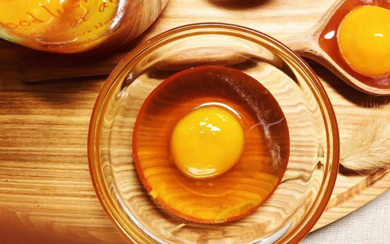 Dùng lòng đỏ trứng gà để thử mật ong ngon