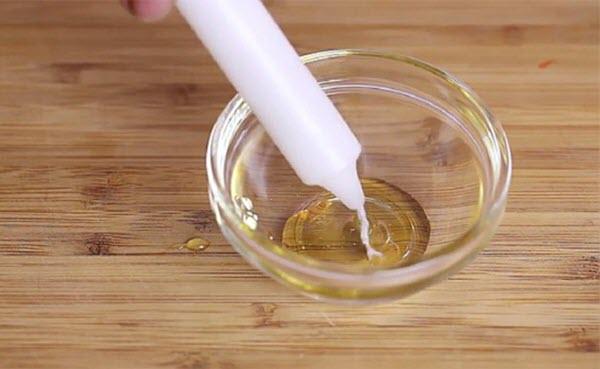 Dùng phần bấc của cây nến