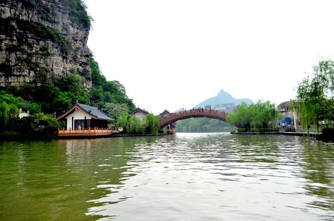 Đường tình nhân có phong cảnh hữu tình, với từng đợt sóng biển vỗ bờ lãng mạn, không khí trong lành, dễ chịu kết hợp với những nét văn hóa đặc trưng của thành phố