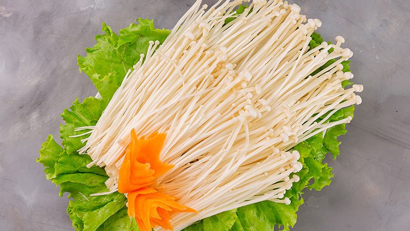 Gà xào nấm kim châm