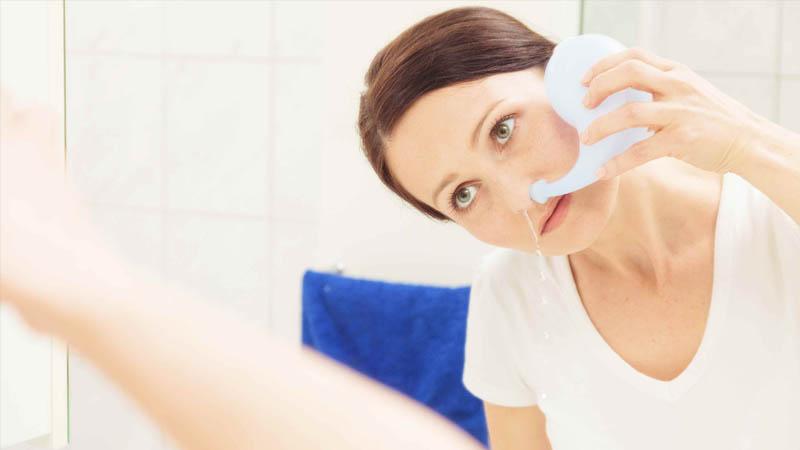 Giảm viêm xoang bằng cách rửa sạch mũi với bình Neti