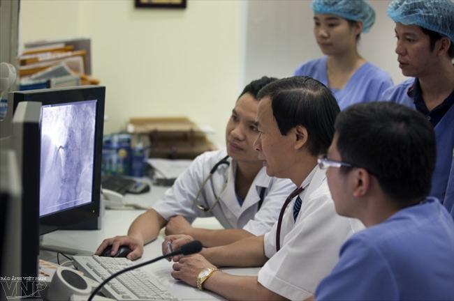 Ông luôn chỉ dạy nhiệt tình đối với đồng nghiệp và học trò của mình.