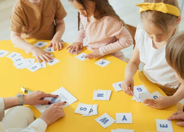 Cho trẻ học tập, giải trí theo nhóm