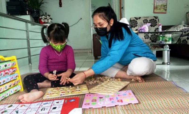 Tranh thủ dạy con về cách phòng dịch bệnh