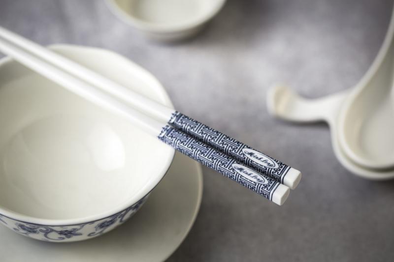﻿﻿Hành động gõ đũa vào thành bát, được coi là giống với kẻ đi ăn xin.