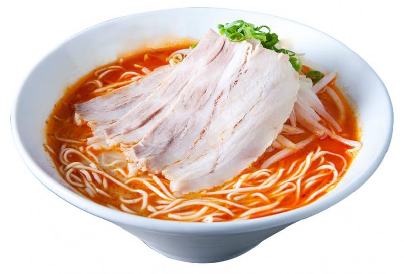 Bát mì ramen ở đây cũng rất to, nước dùng đục, thức ăn kèm đa dạng như thịt heo nướng tẩm ướp vừa vặn, trứng lòng đào thơm bùi, rong biển,...