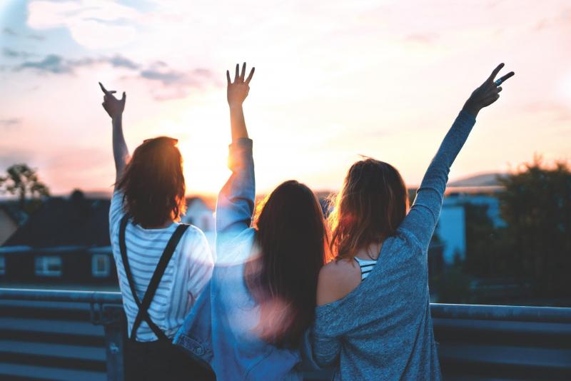 Thế giới của bạn không chỉ có người yêu, còn đó chính bản thân bạn, bạn bè và cả gia đình kề cạnh