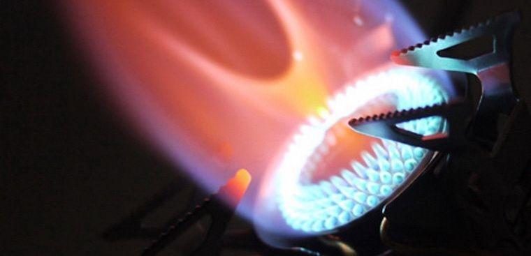 Bếp gas cháy với ngọn lửa màu đỏ