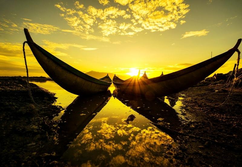 Hình ảnh hai chiếc thuyền 
