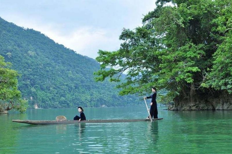 Chèo thuyền trên hồ Ba Bể