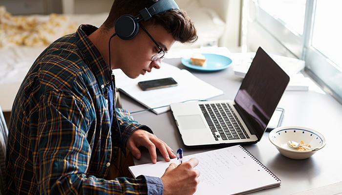 Nếu bạn không đầu tư vào giáo dục và phát triển cá nhân, bạn sẽ giới hạn khả năng kiếm tiền trong tương lai của mình