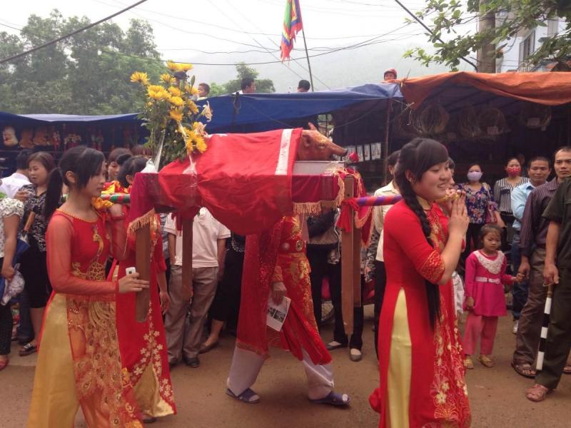 Hội đền suối Mỡ gồm 2 phần: lễ rước của người dân làng Dùm, làng Quỷnh.