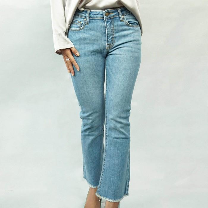Jeans loe cạp cao