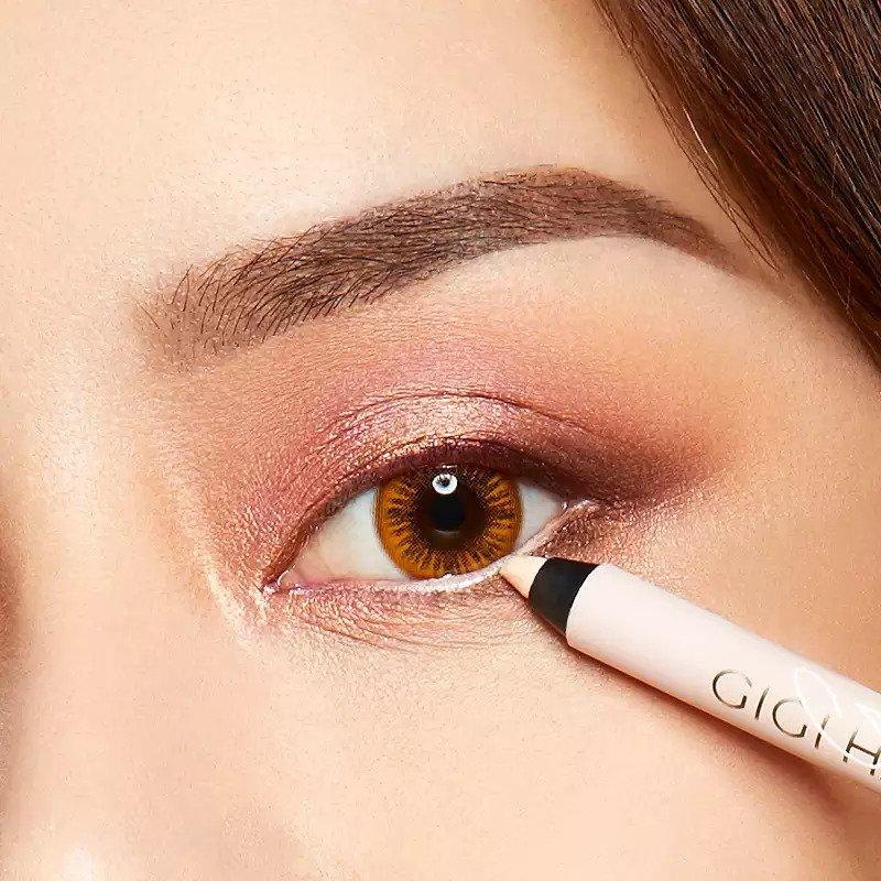 Cách kẻ viền mắt dưới với eyeliner trắng