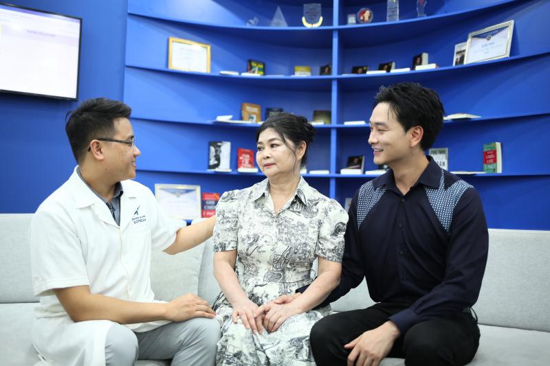 Diễn viên Trọng Lân cùng mẹ xuất hiện tại Nha khoa Lạc Việt Intech để trải nghiệm dịch vụ trồng răng implant.