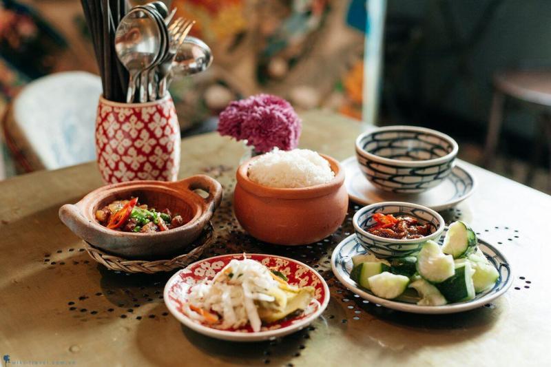Không bới lộn xộn đĩa thức ăn đó để tìm miếng ngon nhất cho mình.