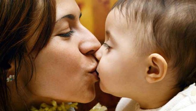 Không được để người khác ôm, hôn vào miệng trẻ
