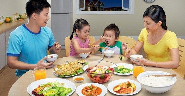 Nên mời cơm người lớn tuổi trong bữa ăn