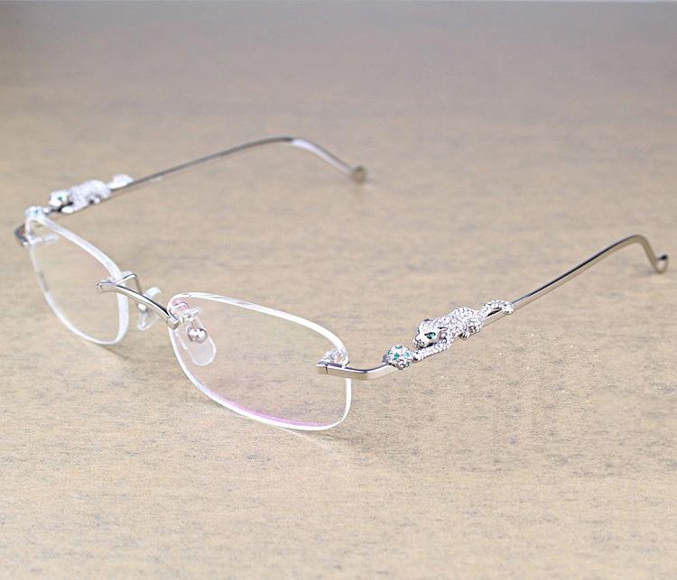 Gọng kính quý giá được làm từ vàng trắng 18k có đính 561 viên kim cương, 645 viên đá sapphire màu xanh dương