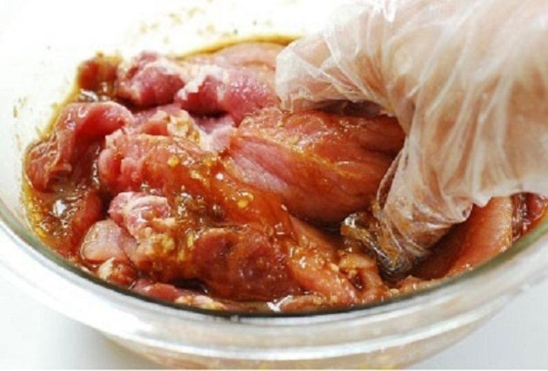 Chuối chín nghiền nhỏ, ướp cùng thịt, khi nướng thịt sẽ mềm và có mùi thơm ngon.