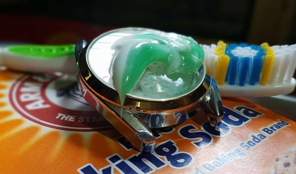 Đánh bóng mặt đồng hồ bằng kem đánh răng