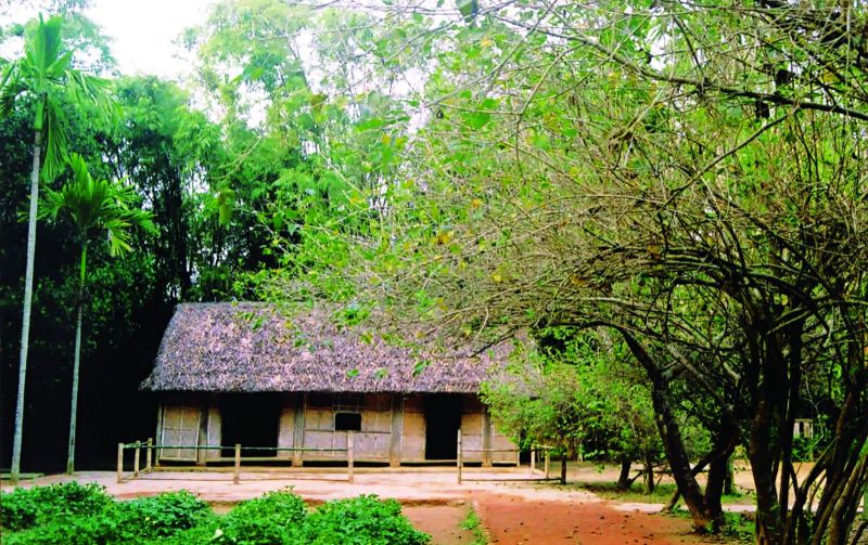 Về thăm nhà Bác