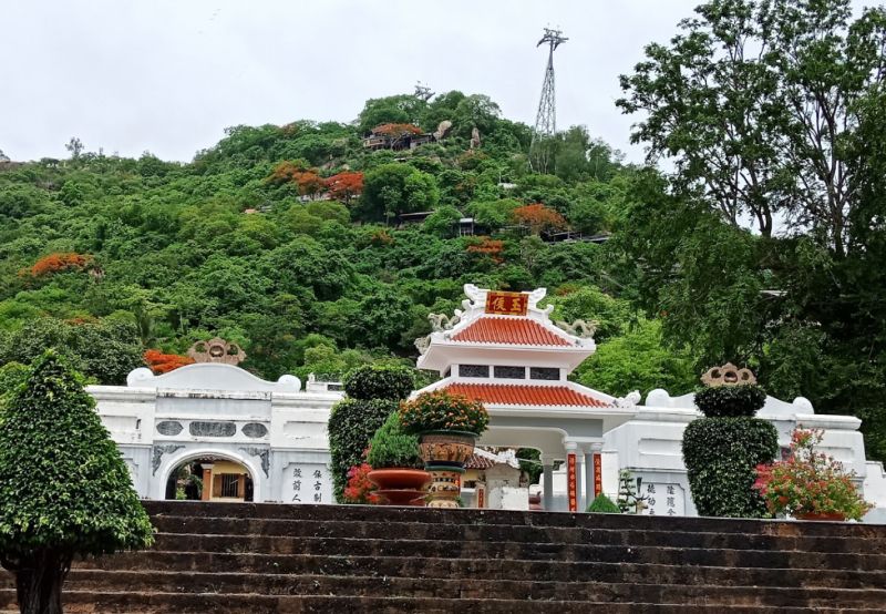 Bên trong Lăng Thoại Ngọc Hầu