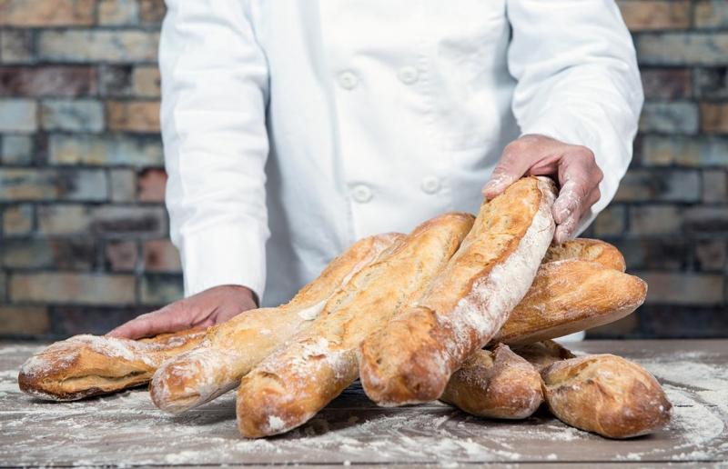 Lật úp một chiếc bánh mì Baguette là điều không may mắn