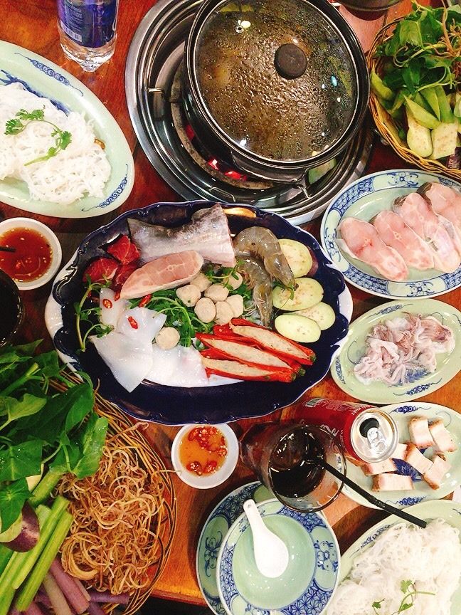 Lẩu mắm có nguyên liệu đồ sộ