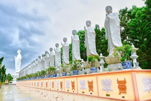 Linh Sơn Cổ Tự - Ngồi chùa cổ cho khách thập phương