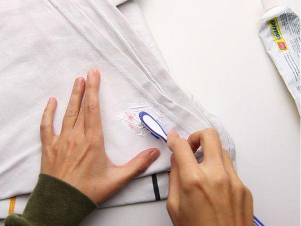 Kem đánh răng có tác dụng loại bỏ các vết bẩn khó chịu trên quần áo
