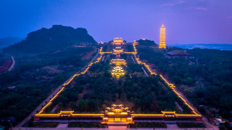 Chùa Bái Đính sáng rực đèn về đêm
