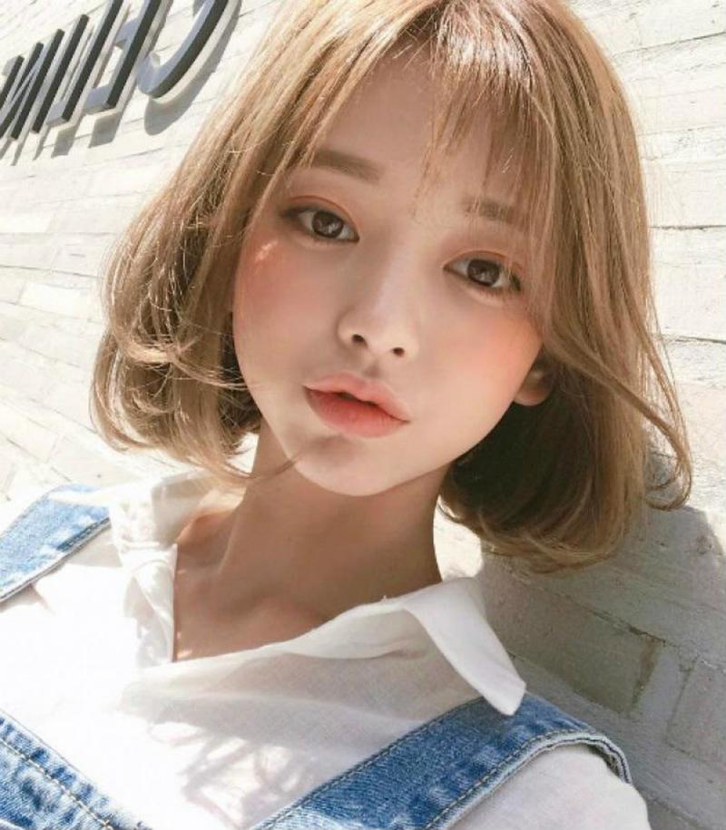 Kiểu tóc mái thưa uốn xoăn nhẹ