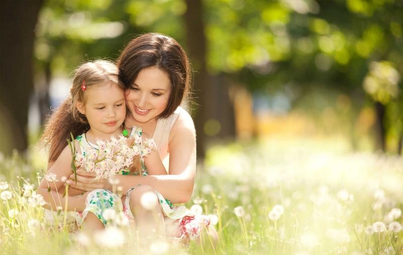 Mẹ luôn bên cạnh bạn vì mẹ sợ bạn vấp ngã