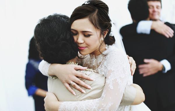 Mẹ đẻ không nên đưa con gái về nhà chồng