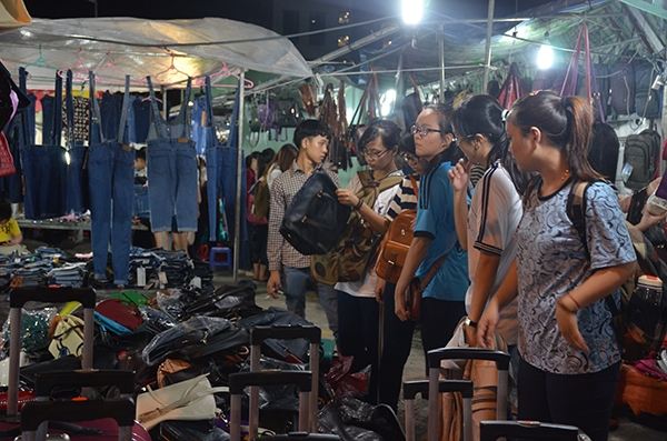 Đi mua hàng cùng bạn bè là gợi ý không tồi để bạn đỡ bị chặt chém