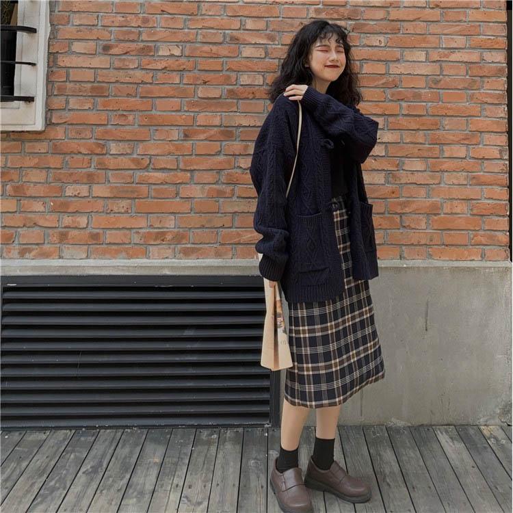 Mix áo cardigan với chân váy dài