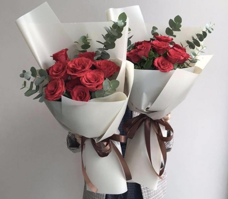 Tay cầm bó hoa hồng đỏ, liệu có thể ngỏ lời với em?