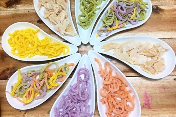 Mứt dừa được làm với các màu rất phong phú